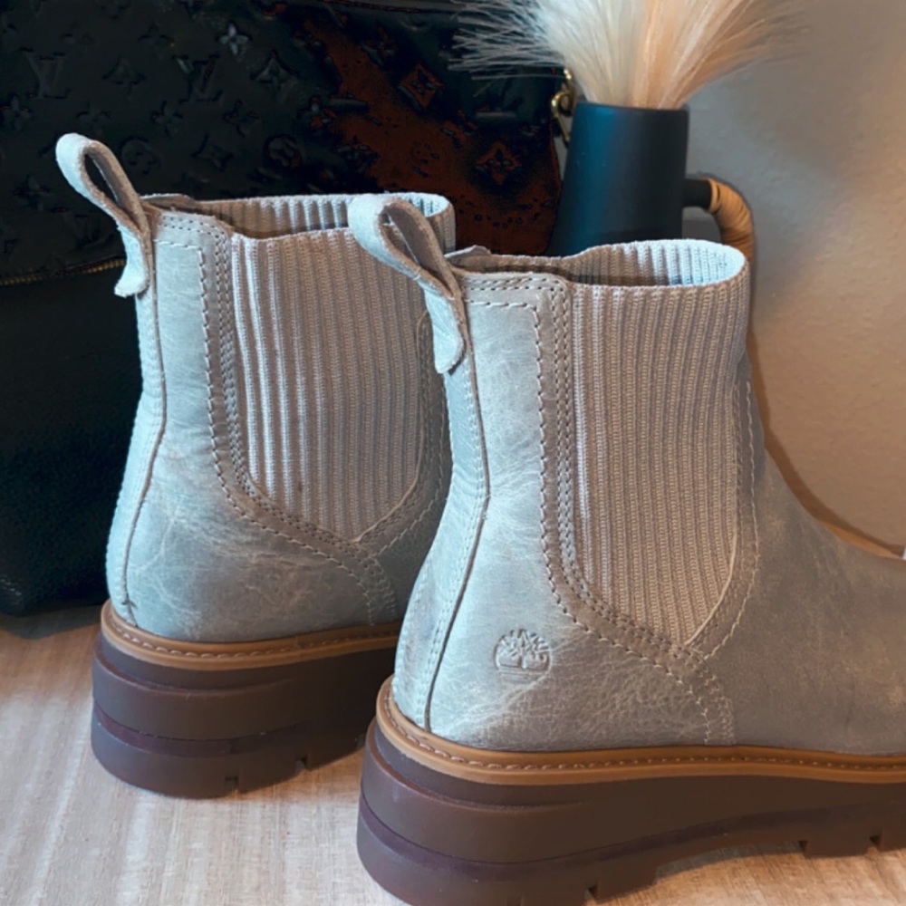 Size 7 timberland Chelsea boots - only worn a couple times. In great condition!